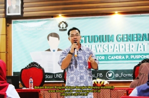 Candra P. Pusponegoro berbicara di hadapan ratusan mahasiswa UNS Solo Jawa Tengah beberapa waktu lalu