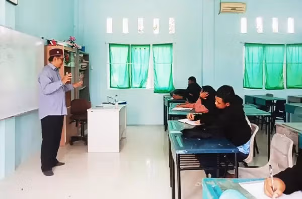 Mahasiswa STIDKI Al Azis Batam mengikuti perkuliahan di kampus Legenda Malaka