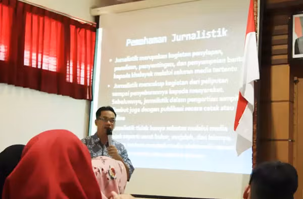 Mahasiswa Program Studi (Prodi) Diploma III Bahasa Inggris Fakultas Ilmu Budaya (FIB) Universitas Negeri Sebelas Maret (UNS) Surakarta Jawa Tengah mengikuti one day school of journalism