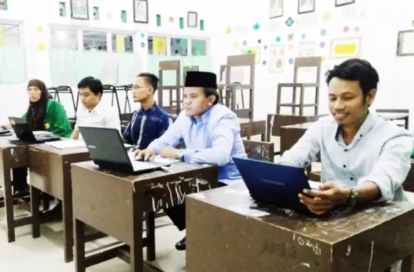 Mahasiswa STIDKI Al Azis Batam mengikuti perkuliahan praktikum komputer di kelas
