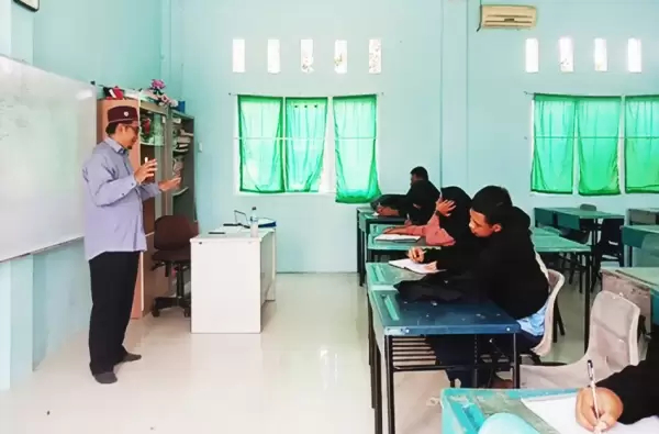 Mahasiswa STIDKI Al Azis Batam mengikuti perkuliahan di kampus Legenda Malaka