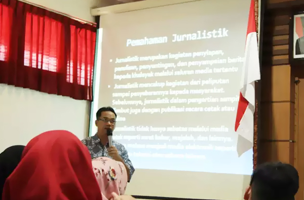 Mahasiswa Program Studi (Prodi) Diploma III Bahasa Inggris Fakultas Ilmu Budaya (FIB) Universitas Negeri Sebelas Maret (UNS) Surakarta Jawa Tengah mengikuti one day school of journalism