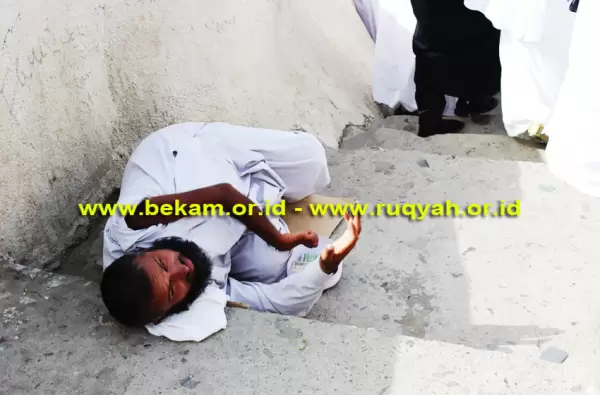 Seorang pengemis tidur-tiduran di tangga jalan menuju Jabal Rahmah. Lokasi ini berada di sebelah selatan Padang Arafah atau ± 25 kilometer dari Makkah Al Mukaramah, Arab Saudi