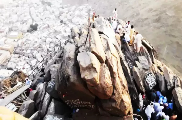 Lokasi Gua Hira yang berada di atas puncak Jabal Nur di Kota Makkah 