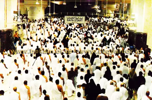 Bukit Safa dan Marwah di sebelah Kabah Masjidil Haram Makkah merupakan tempat menunaikan rukun Sa’i bagi jemaah haji dan umrah