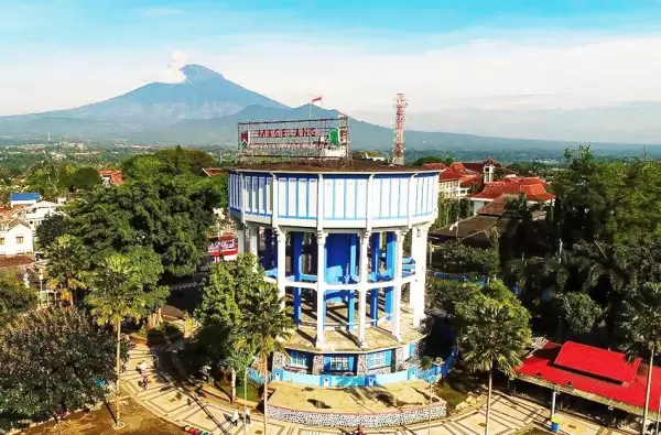 Suasana alun-alun Kota Magelang Provinsi Jawa Tengah