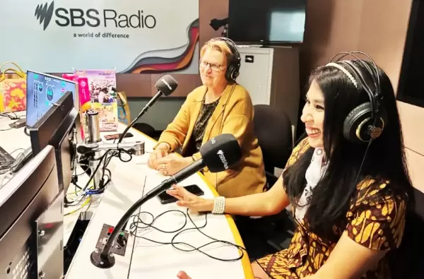 Lusia Efriani Kiroyan “Cinderella from Indonesia” (kanan) didampingi rekannya, Aila Willits, saat menjadi pembicara di SBS Radio yang beralamat di Level 2 Alfred Deakin Building Kota Melbourne Australia