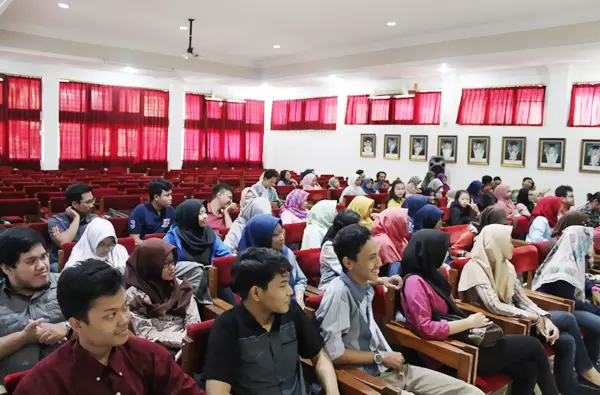 Ratusan mahasiswa Program Studi (Prodi) Diploma III Bahasa Inggris Fakultas Ilmu Budaya (FIB) Universitas Negeri Sebelas Maret (UNS) Surakarta Jawa Tengah mengikuti one day full jurnalistik