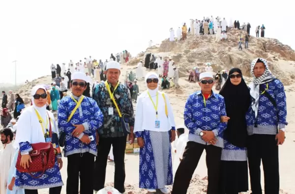 Jemaah umrah Nettour Batam Group berfoto dengan latar belakang Jabal Uhud. Gunung ini berada 5 kilometer di sebelah utara kota Madinah Saudi Arabia